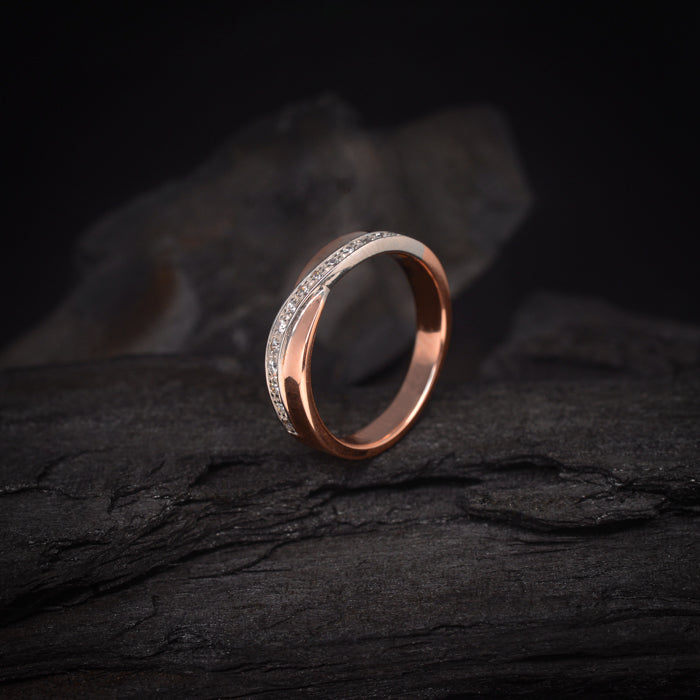 Argolla de matrimonio maciza de 4mm con incrustación de cristales (mitad de la pieza) elaborada en oro rosa y blanco de 14k