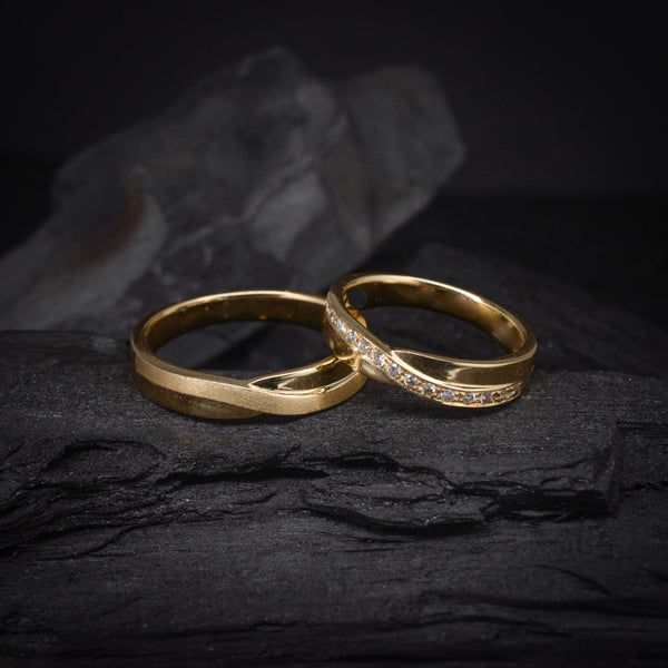 Par de argollas de matrimonio macizas de 4mm con diamantes naturales .15ct en oro amarillo de 14 kilates