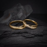 Par de argollas de matrimonio macizas de 4mm con diamantes naturales .15ct en oro amarillo de 18 kilates