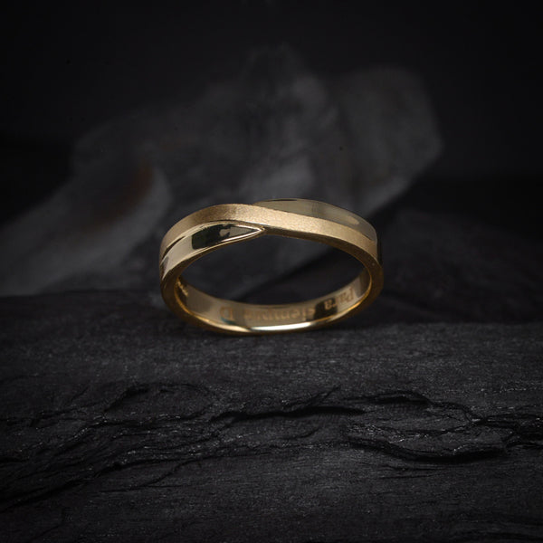 Argolla de matrimonio maciza de 4mm elaborada en oro amarillo de 10k