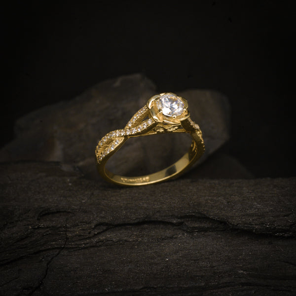 Anillo de compromiso con moissanita de .50ct con certificado GRA y 48 diamantes naturales laterales elaborado en oro amarillo de 14 kilates