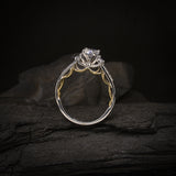 Anillo de compromiso con diamante natural central de .60ct con certificado GIA y cristales laterales elaborado en oro blanco y amarillo de 14 kilates