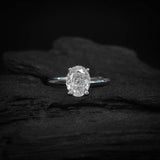 Anillo de compromiso con diamante natural de .60ct corte oval con certificación GIA elaborado en oro blanco de 14k