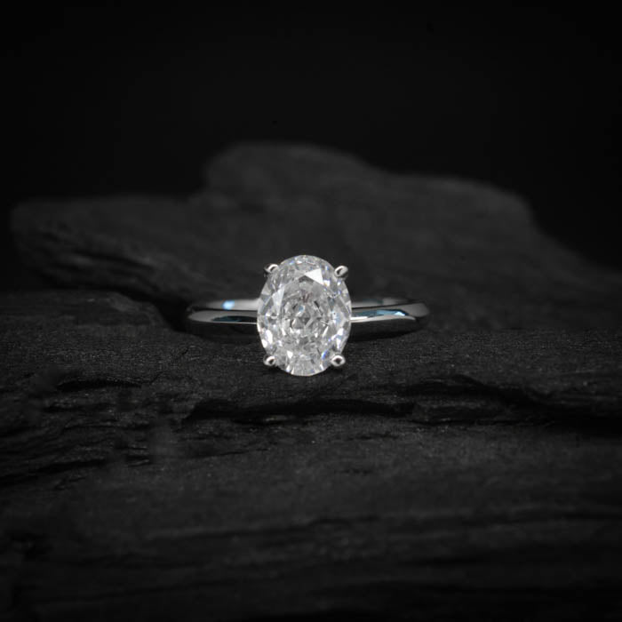 Anillo de compromiso con diamante natural de .60ct corte oval con certificación GIA elaborado en oro blanco de 14k