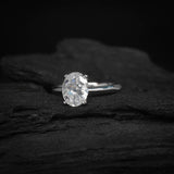 Anillo de compromiso con diamante natural de .60ct corte oval con certificación GIA elaborado en oro blanco de 14k