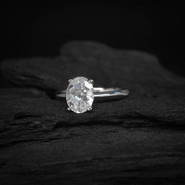 Anillo de compromiso con diamante natural de .60ct corte oval con certificación GIA elaborado en oro blanco de 14k