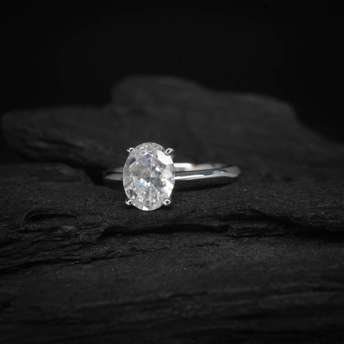 Anillo de compromiso con diamante natural de .60ct corte oval con certificación GIA elaborado en oro blanco de 14k