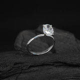 Anillo de compromiso con diamante natural de .60ct corte oval con certificación GIA elaborado en oro blanco de 14k