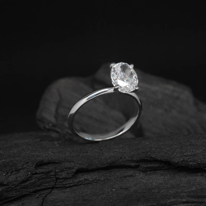 Anillo de compromiso con diamante natural de .60ct corte oval con certificación GIA elaborado en oro blanco de 14k