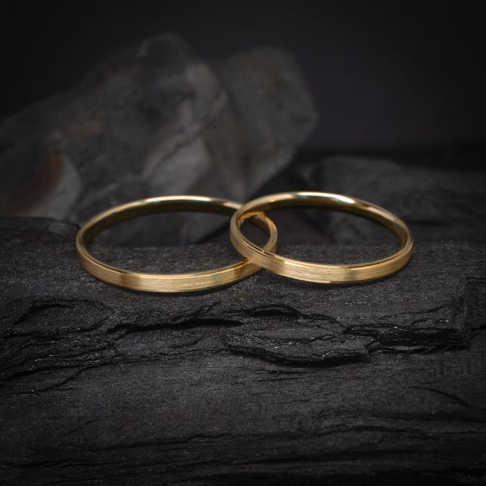 Par de argollas de matrimonio macizas de 2mm elaboradas en oro amarillo de 14 kilates