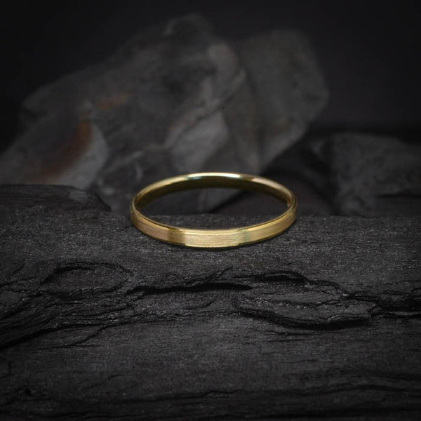 Argolla de matrimonio maciza de 2mm elaborada en oro amarillo de 14k