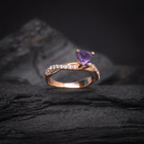 Anillo de compromiso con amatista natural corte corazón y 18 diamantes naturales laterales elaborado en oro rosa de 14 kilates