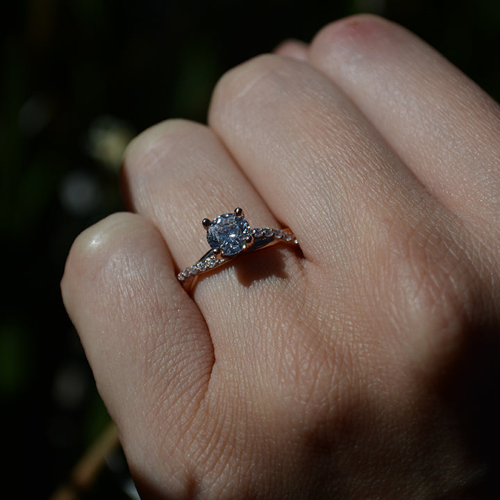 Anillo de compromiso con diamante natural central de 1.0ct con certificación GIA y 18 diamantes naturales laterales elaborado en oro rosa de 14 kilates