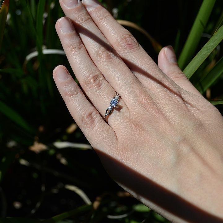 Anillo de compromiso con moissanita de .50ct con certificado GRA y cristales laterales elaborado en oro blanco de 14 kilates