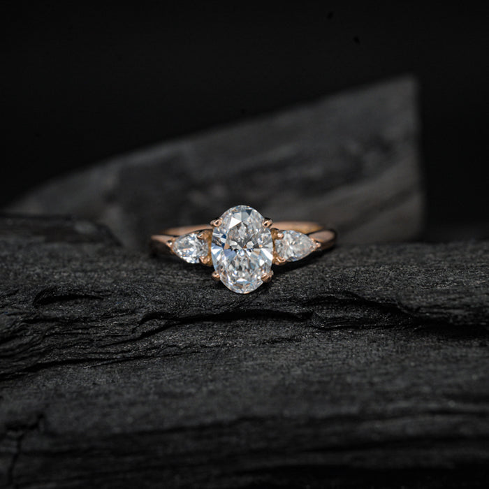 Anillo de compromiso con moissanita oval de 2.0ct con certificado GRA y moissanitas laterales elaborado en oro rosa de 14 kilates