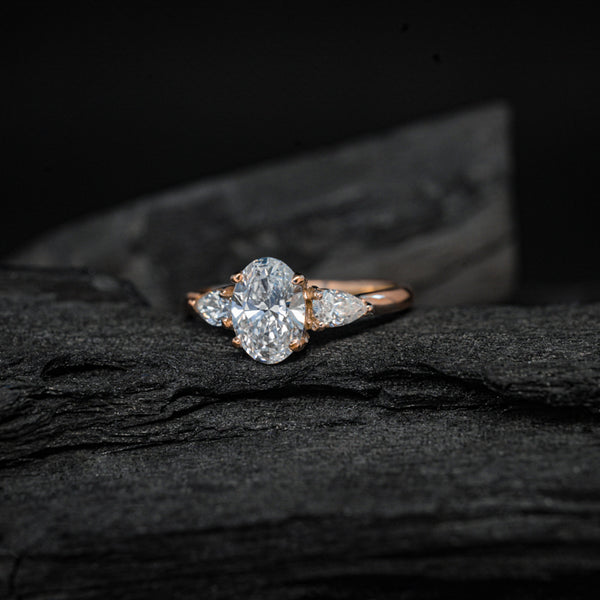 Anillo de compromiso con moissanita oval de 2.0ct con certificado GRA y moissanitas laterales elaborado en oro rosa de 14 kilates