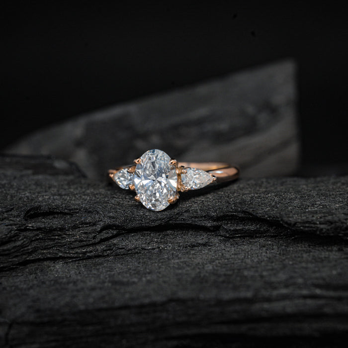 Anillo de compromiso con moissanita oval de 2.0ct con certificado GRA y moissanitas laterales elaborado en oro rosa de 14 kilates