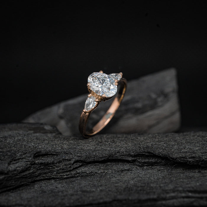 Anillo de compromiso con moissanita oval de 2.0ct con certificado GRA y moissanitas laterales elaborado en oro rosa de 14 kilates