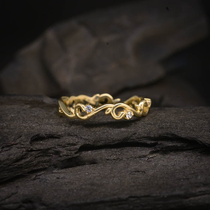 Argolla de matrimonio maciza de 3mm con incrustación de cristales (alrededor de la pieza) elaborada en oro amarillo de 14 kilates