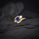 Anillo de compromiso con zafiro natural y 2 diamantes naturales elaborado en oro de 14 kilates