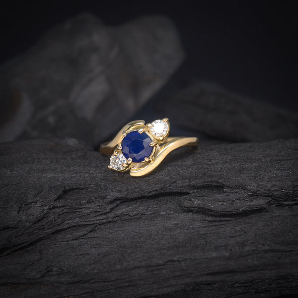 Anillo de compromiso con zafiro natural y 2 diamantes naturales elaborado en oro de 14 kilates