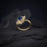 Anillo de compromiso con zafiro natural y 2 diamantes naturales elaborado en oro de 14 kilates