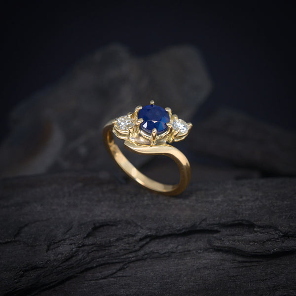 Anillo de compromiso con zafiro natural y 2 diamantes naturales elaborado en oro de 14 kilates