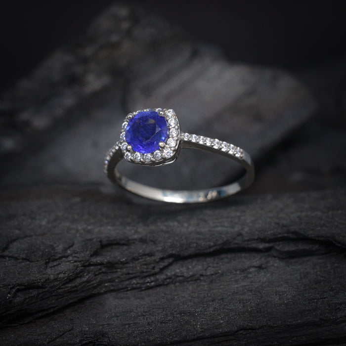 Anillo de compromiso con zafiro natural de corte brillante y