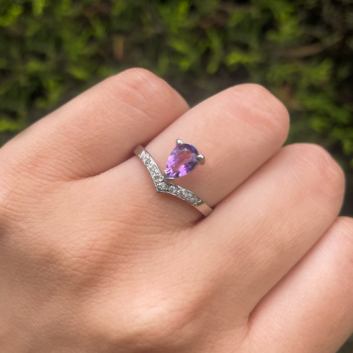 Anillo de compromiso con amatista natural y 9 diamantes laterales elaborado en oro blanco de 14k