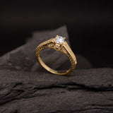 Anillo de compromiso con moissanita de .50ct con certificado GRA y cristales laterales elaborado en oro amarillo de 14 kilates