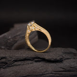 Anillo de compromiso con moissanita de .50ct con certificado GRA y cristales laterales elaborado en oro amarillo de 14 kilates