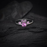 Anillo de compromiso con zafiro rosa corazón de .50ct y 4 zafiros rosa naturales laterales elaborado en oro blanco de 18 kilates