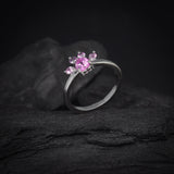 Anillo de compromiso con zafiro rosa corazón de .50ct y 4 zafiros rosa naturales laterales elaborado en oro blanco de 18 kilates