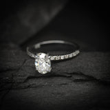 Anillo de compromiso con diamante natural de 1.0ct corte oval con certificación GIA y 14 diamantes naturales elaborado en oro blanco de 14k