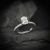 Anillo de compromiso con diamante natural de 1.0ct corte oval con certificación GIA y 14 diamantes naturales elaborado en oro blanco de 14k