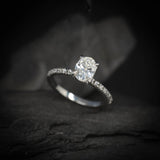 Anillo de compromiso con diamante natural de 1.0ct corte oval con certificación GIA y 14 diamantes naturales elaborado en oro blanco de 14k