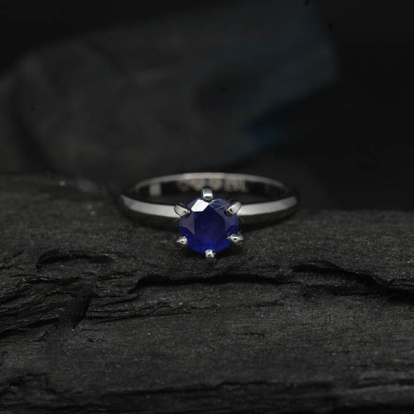 Anillo de compromiso con zafiro natural de 1.0ct corte brillante elaborado en oro blanco de 14k