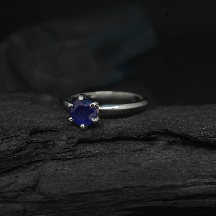 Anillo de compromiso con zafiro natural de 1.0ct corte brillante elaborado en oro blanco de 14k