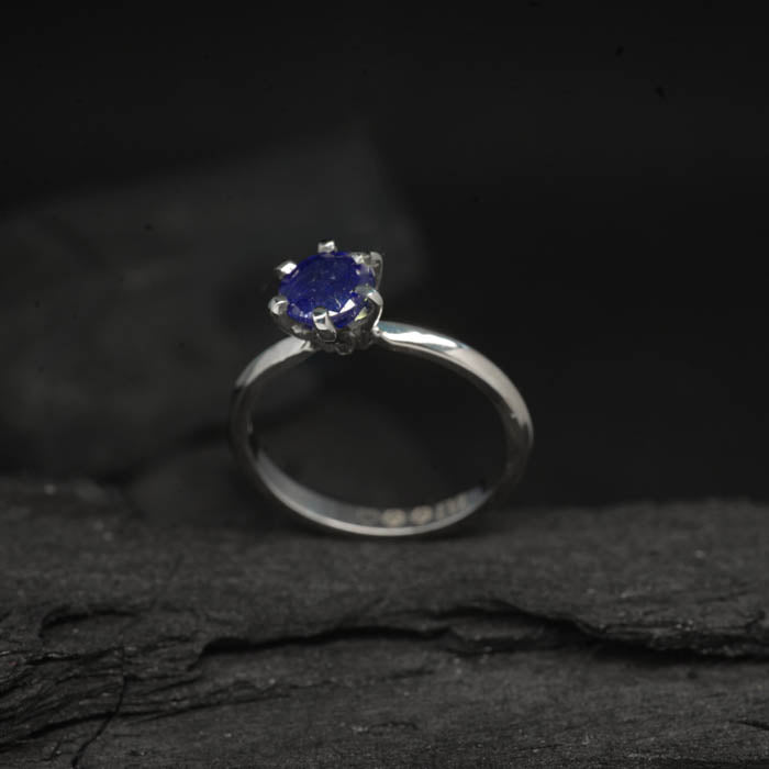 Anillo de compromiso con zafiro natural de 1.0ct corte brillante elaborado en oro blanco de 14k