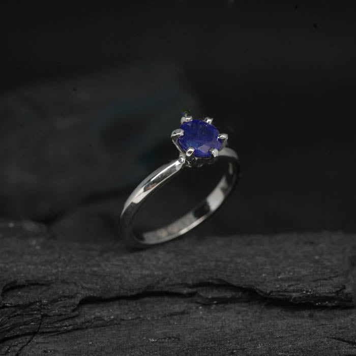 Anillo de compromiso con zafiro natural de 1.0ct corte brillante elaborado en oro blanco de 14k