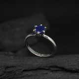 Anillo de compromiso con zafiro natural de 1.0ct corte brillante elaborado en oro blanco de 14k