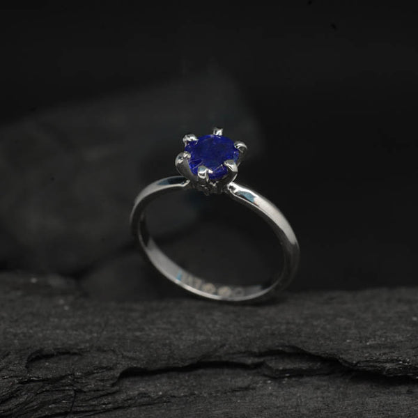 Anillo de compromiso con zafiro natural de 1.0ct corte brillante elaborado en oro blanco de 14k