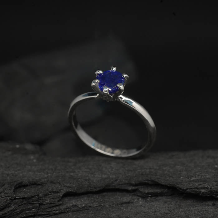 Anillo de compromiso con zafiro natural de 1.0ct corte brillante elaborado en oro blanco de 14k