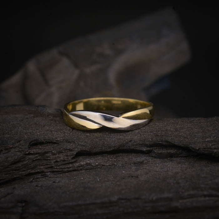 Argolla de matrimonio maciza de 4mm elaborada en oro amarillo y blanco de 14k