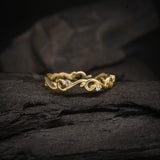 Par de argollas de matrimonio macizas de 4mm y 3mm con incrustación de cristales (alrededor de la pieza) elaboradas en oro amarillo de 14k