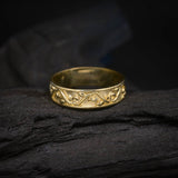 Par de argollas de matrimonio macizas de 4mm y 3mm con incrustación de cristales (alrededor de la pieza) elaboradas en oro amarillo de 14k