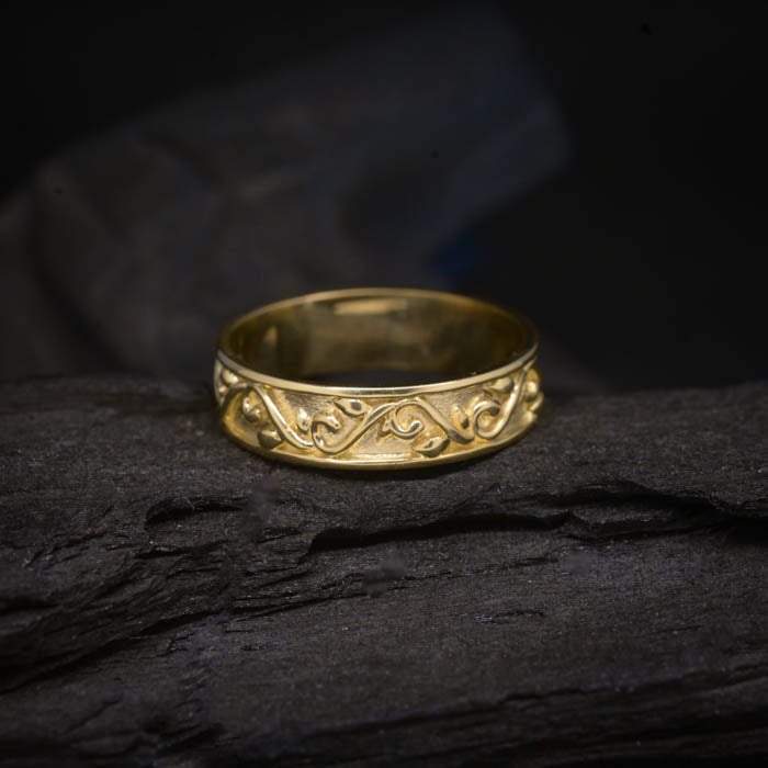 Par de argollas de matrimonio macizas de 4mm y 3mm con incrustación de cristales (alrededor de la pieza) elaboradas en oro amarillo de 14k