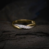 Argolla de matrimonio maciza de 3mm con incrustación de 9 diamantes naturales (mitad de la pieza) elaborada en oro amarillo y blanco de 14k