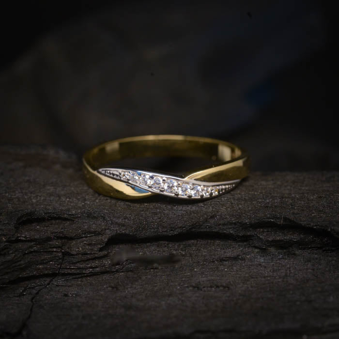 Argolla de matrimonio maciza de 3mm con incrustación de 9 diamantes naturales (mitad de la pieza) elaborada en oro amarillo y blanco de 14k