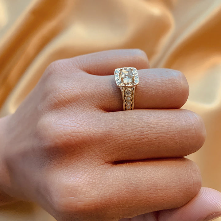 Anillo de compromiso con diamante natural de .40ct con certificación GIA y .45ct de diamantes laterales elaborado en oro amarillo de 18 kilates
